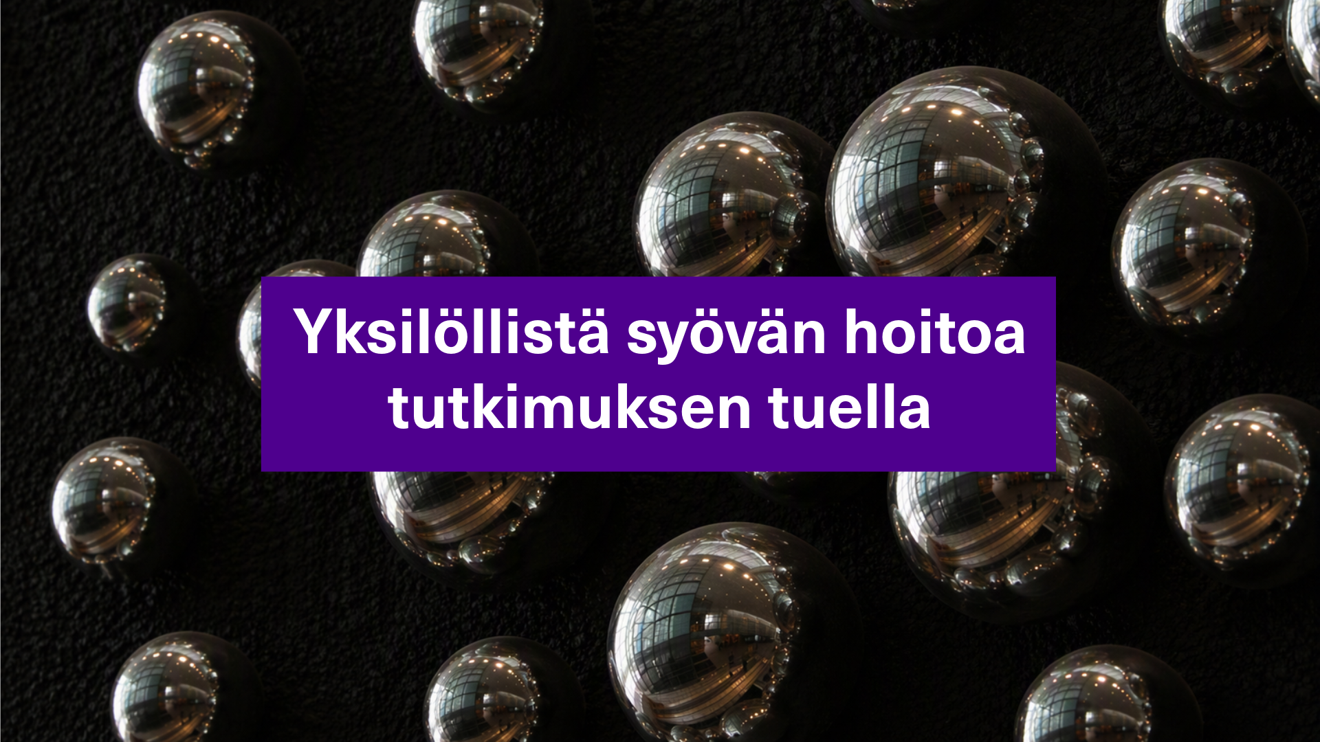 Pallo taideteos ja teksti "Yksilöllistä syövän hoitoa tutkimuksen tuella"
