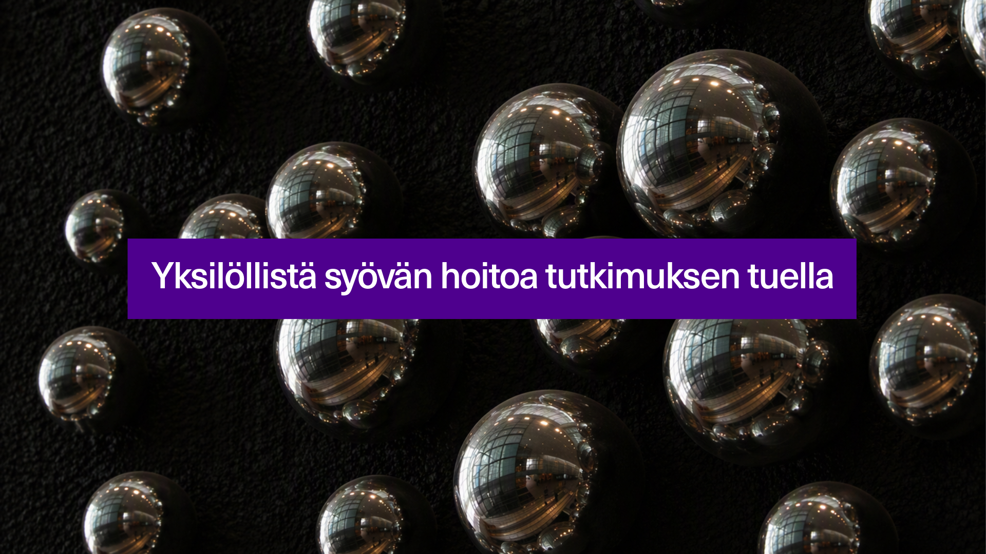 Pallo taideteos ja teksti "Yksilöllistä syövän hoitoa tutkimuksen tuella"